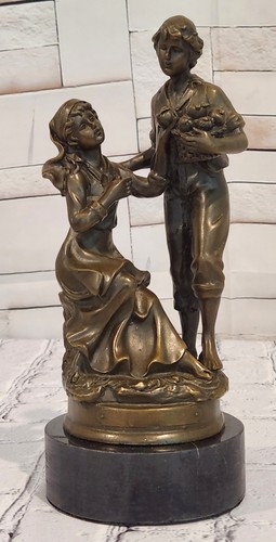 Scultura coppia romantica